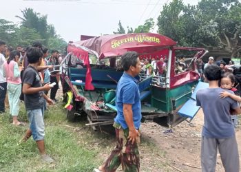 BREAKING NEWS: Odong-odong Tertabrak Kereta, 9 Tewas