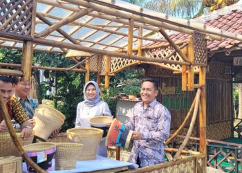 Kerajinan Anyaman Bambu di Kampung Rintisan Tematik yang Dirintis Pramuka di Desa Buni Ayu