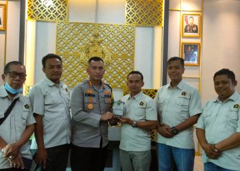 Kunjungan PWI Kabupaten Tangerang ke Polresta Tangerang, Kapolresta Dihadiahi Buku Saku Wartawan