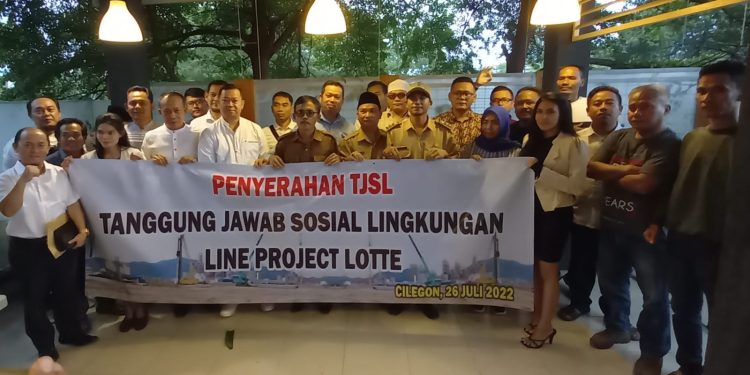 Masyarakat Rawa Arum, Gerem dan Warnasari Terima Bantuan dari Komite Lotte