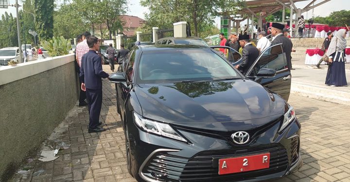 Sanuji Kembalikan Mobil Dinas