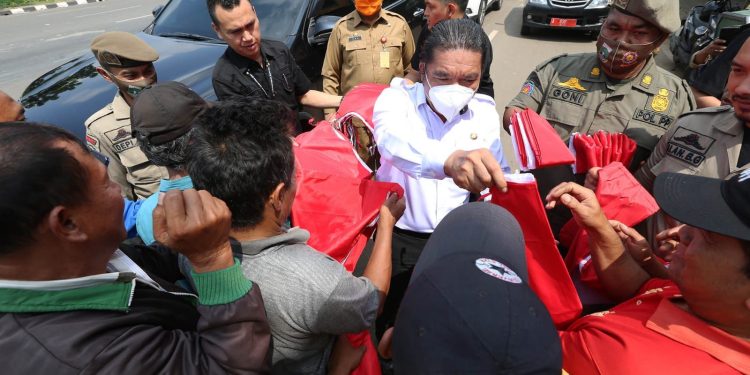 Pemprov Banten Bagikan 10 Ribu Bendera Merah Putih untuk Masyarakat