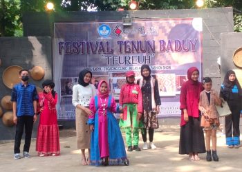 Keren! Siswa Difabel Jadi Model Fashion Show di Festival Tenun Baduy
