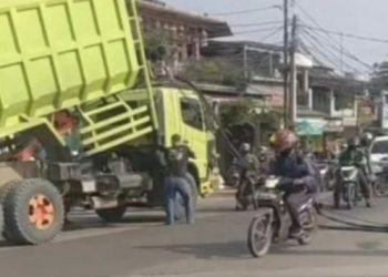 Truk Tabrak Tiang Listrik di Jalan Raya Pasar Kemis Tangerang 
