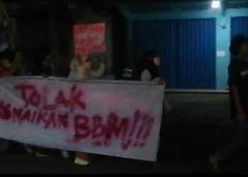 Tolak Kenaikan BBM, Belasan Pemuda Bawa Keranda ke SPBU Malingping