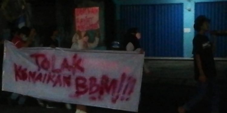 Tolak Kenaikan BBM, Belasan Pemuda Bawa Keranda ke SPBU Malingping