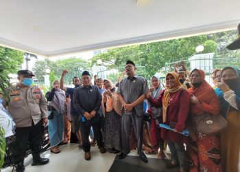 Puluhan Emak-emak Citorek Timur Geruduk Dewan, Minta Pilkades Tetap Digelar
