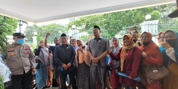 Puluhan Emak-emak Citorek Timur Geruduk Dewan, Minta Pilkades Tetap Digelar