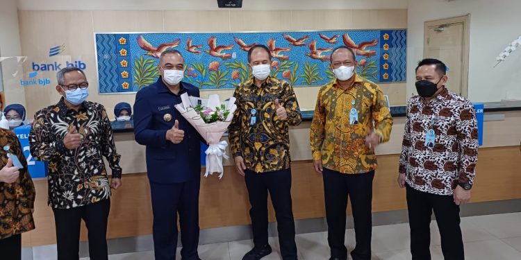 Serap Aspirasi Nasabah, Pimpinan Bank bjb Turun Langsung Layani Nasabah