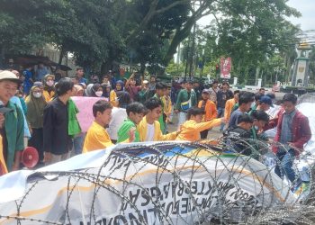 Tolak Kenaikan BBM, Puluhan Mahasiswa Demo DPRD Pandeglang