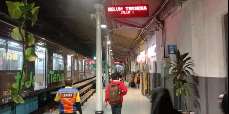 Ada Gangguan Jaringan, Penumpang KRL Rangkasbitung-Tanah Abang Telantar