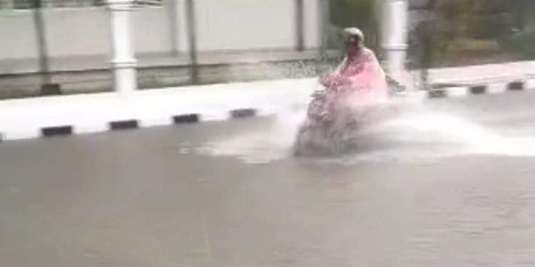 Jalan Abdi Negara Dekat Kantor Bupati Lebak Sering Tergenang, Warga: Aneh!