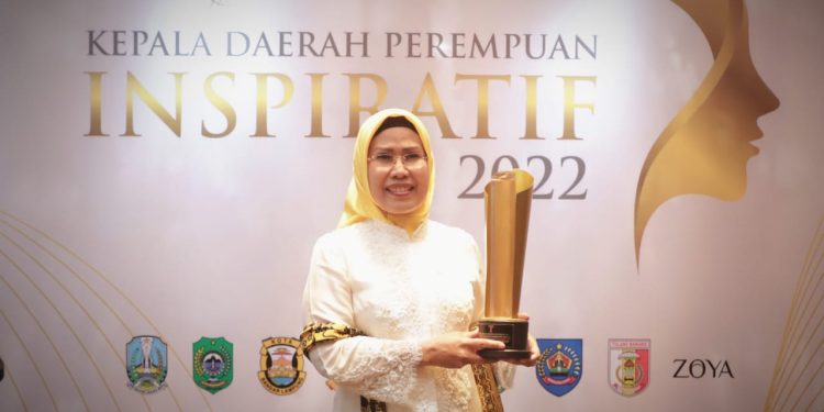 Ratu Tatu Raih Penghargaan Kepala Daerah Perempuan Inspiratif 2022