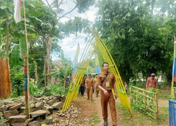 Tim 10 juri LKBA saat melewati terowongan bambu di Kampung Batukarut, Desa Padasuka, Kecamatan Baros, Senin (24/10).