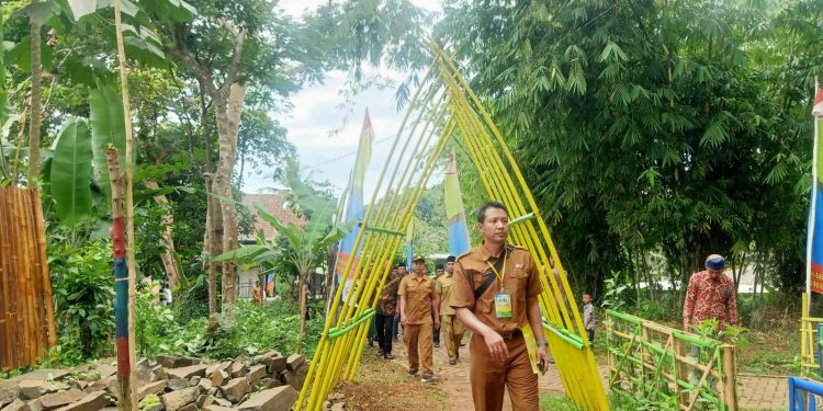 Tim 10 juri LKBA saat melewati terowongan bambu di Kampung Batukarut, Desa Padasuka, Kecamatan Baros, Senin (24/10).