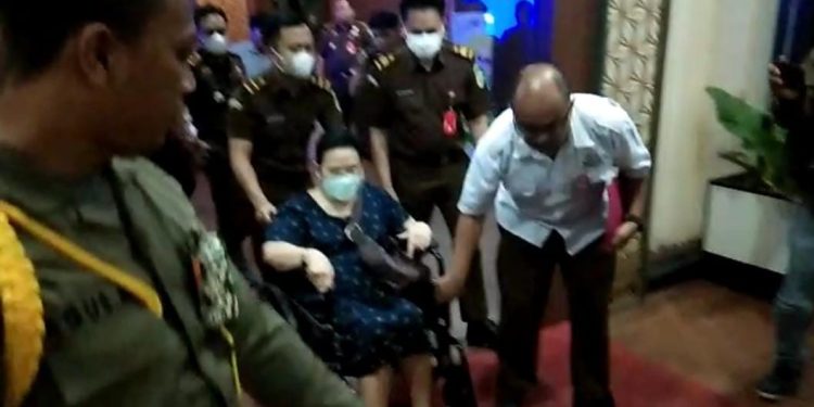 Pakai Kursi Roda, Pemberi Suap Rp15 Miliar Kepada Mantan Kepala ATR/BPN Lebak Batal Dijebloskan ke Rumah Tahanan