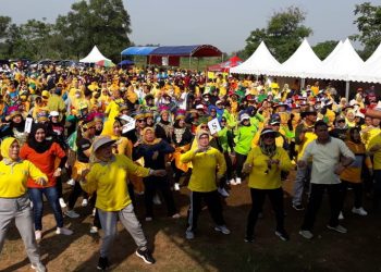 Di Bawah Terik Matahari, Ribuan Warga Ikuti Senam Aerobik Roadshow LKBA 2022 di Cikande