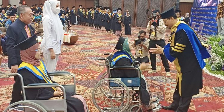 2.353 Mahasiswa UMT Di-Wisuda, Rektor UMT: Tetap Jalin Silahturahmi Dengan Almamater
