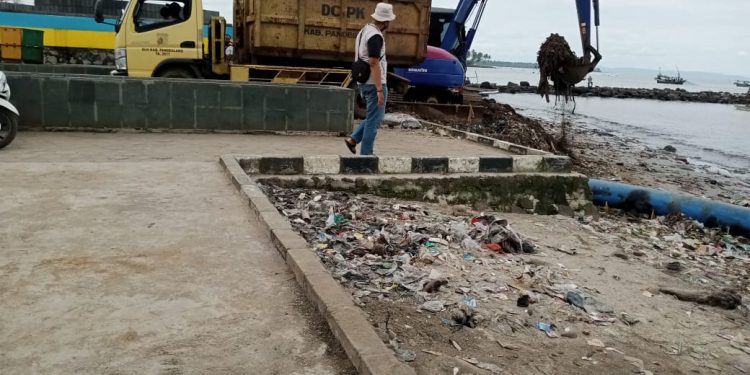 DLH Pandeglang Angkut 1.200 Kubik Sampah di Pantai Teluk Labuan