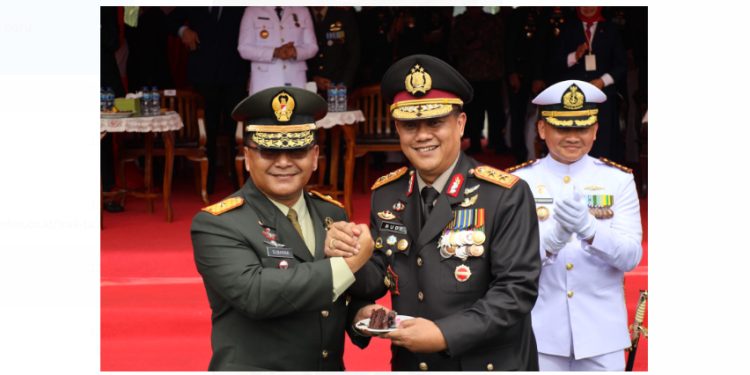 HUT TNI, Kapolda Banten Beri Kejutan Kepada Danrem 064 Maulana Yusuf
