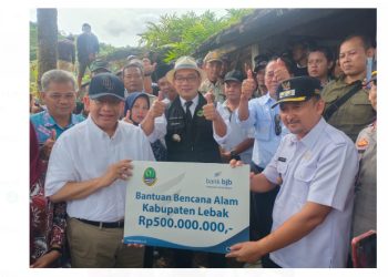 Kang Emil Bawa Bantuan Rp500 Juta Untuk Warga Terdampak Bencana di Lebak