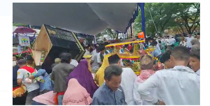 Ratusan Warga Berebut Panjang Mulud di Puspemkot Serang