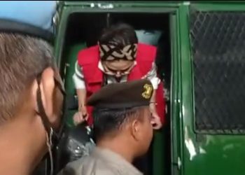 Kenakan Rompi Tahanan, Nikita Mirzani Tiba di PN Serang