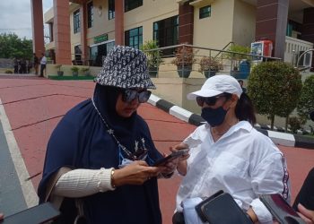 Datang dari Makassar, Ibu-ibu Beri Dukungan ke Nikita Mirzani Saat Sidang di PN Serang