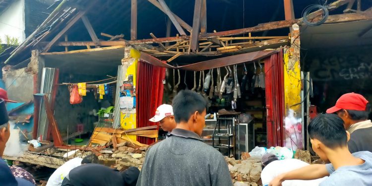 Satu Rumah Ambruk, Ibu dan Anak di Pandeglang Tertimpa Coran