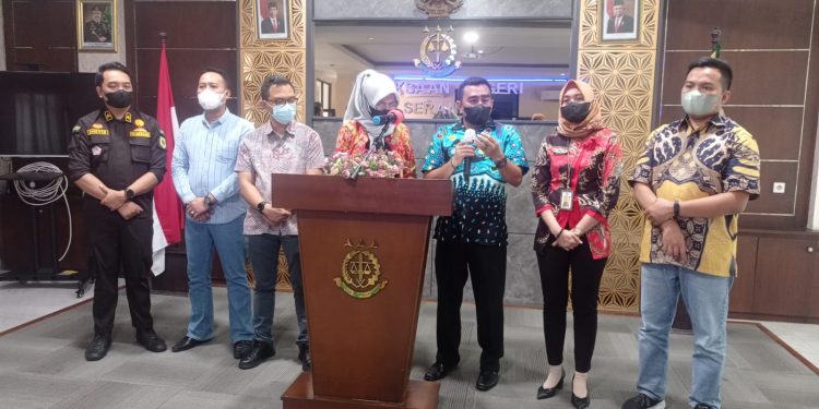 Kasi Pidum Kejari Serang Edwar (pegang mikrofon) saat menyampaikan keterangan pers terkait kasus Nikita Mirzani di Kejari Serang, Jumat, 30 Desember 2022