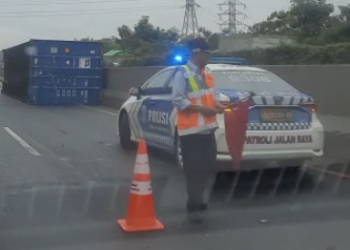 Kontainer Lepas dari Truk di KM 37, Jalan Tol Jakarta-Merak Macet