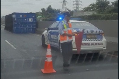 Kontainer Lepas dari Truk di KM 37, Jalan Tol Jakarta-Merak Macet