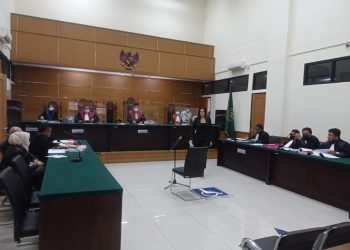 Nikita Mirzani Ngamuk di Pengadilan Negeri Serang, Dorong Mikropon dan Lempar Berkas dari Meja Hakim