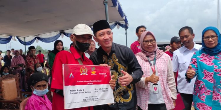Hasbi Jayabaya Salurkan Bantuan Kemensos untuk Kaum Disabilitas di Lebak