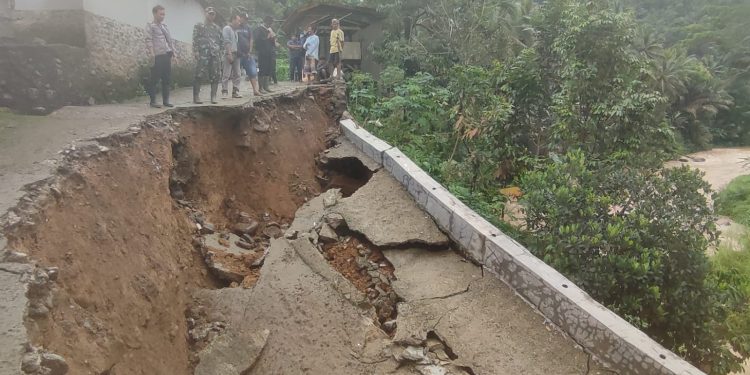 50 Meter Jalan Poros Desa di Sobang Longsor, Kerugian Ditaksir Capai Ratusan Juta