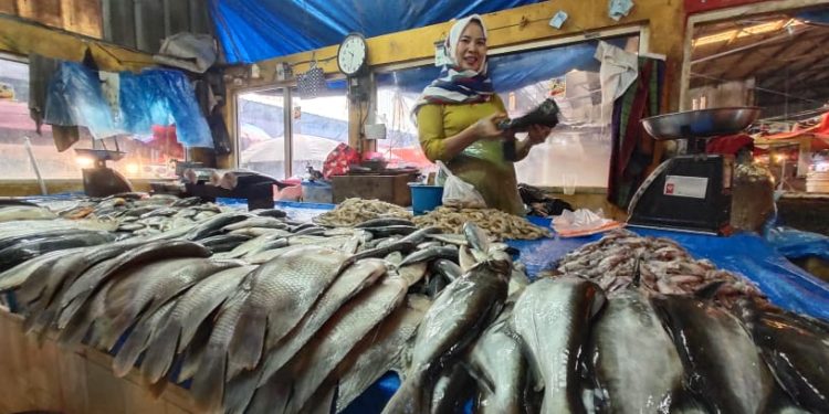 Nataru, Ikan Laris Diburu Pembeli