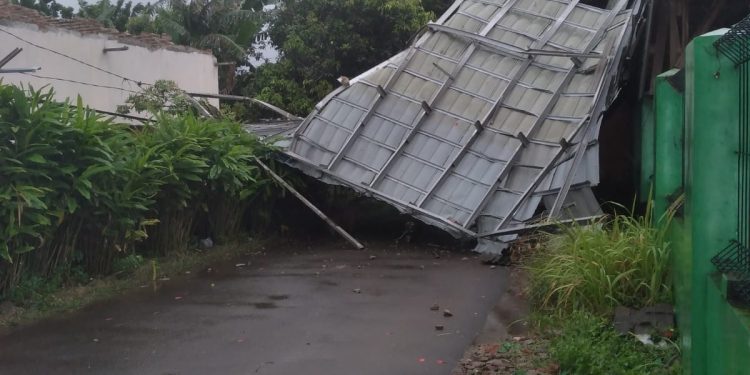 Terbawa Angin, Atap Rumah Seorang Warga di Kecamatan Purwakarta Terbang dan Jatuh Menutupi Jalan Lingkungan
