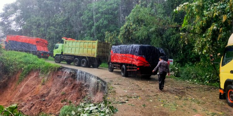 Bahu Jalan Kabupaten di Blok Curahem Lebak Longsor