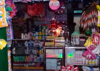 Listrik di Pasar Rangkasbitung Padam, Pedagang Gunakan Lilin
