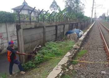 Pipa Bocor Perumdam TKR di Bawah Rel Kereta Api Tanah Tinggi Diperbaiki