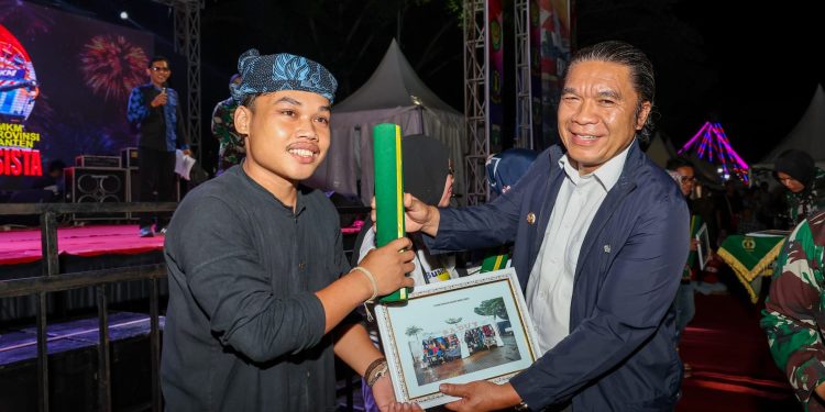 Pj Gubernur Serahkan Sertifikat dan Jaminan Produk Halal ke 35 UMKM