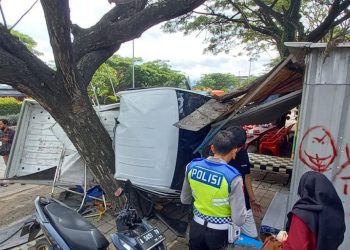 Mobil Tabrak Pemotor, Pohon dan Lapak PKL di JLS Cilegon