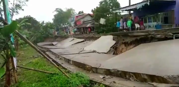 Jalan Picung-Munjul Semakin Parah, Kondisi Amblas Capai Seratus Meter