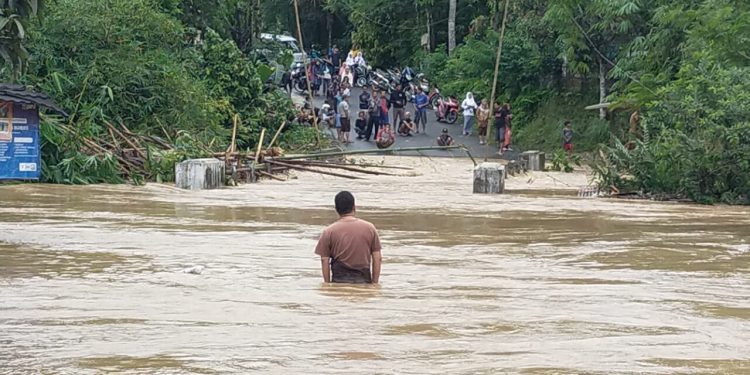 Ratusan Rumah Terendam Banjir, Warga Salahkan Tambang Pasir