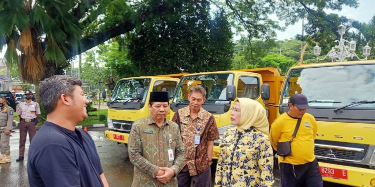 Bupati Serang Bagikan Kendaraan Pengangkut Sampah untuk Kecamatan dan Desa
