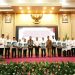 Tekankan Profesionalisme, Pj Gubernur Banten Serahkan DPA TA 2023