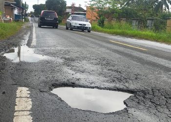Hati-hati Melintasi Jalan AMD Lintas Timur, Banyak Lubang Mautnya