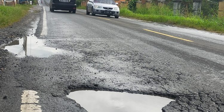 Hati-hati Melintasi Jalan AMD Lintas Timur, Banyak Lubang Mautnya