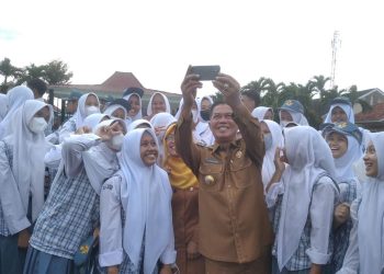 Serahkan KTP Elektronik untuk Siswa SMAN 2 Kota Serang, Syafrudin Serukan Pentingnya Penerapan Disiplin