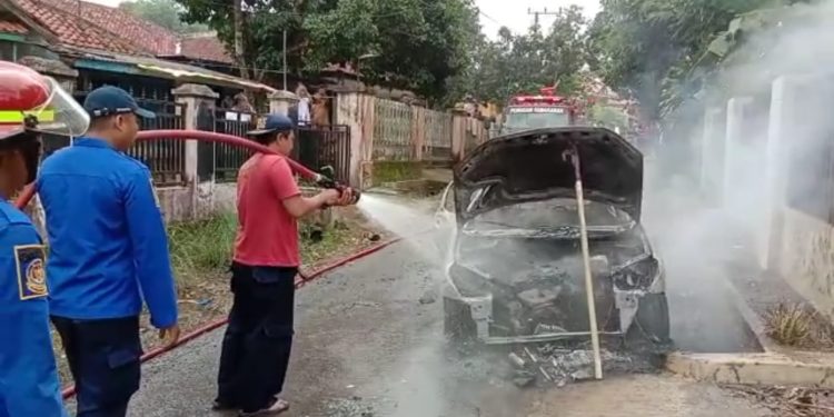 Baru Juga Keluar Bengkel, Mobil Peugeot Milik Warga Lebak Ini Terbakar